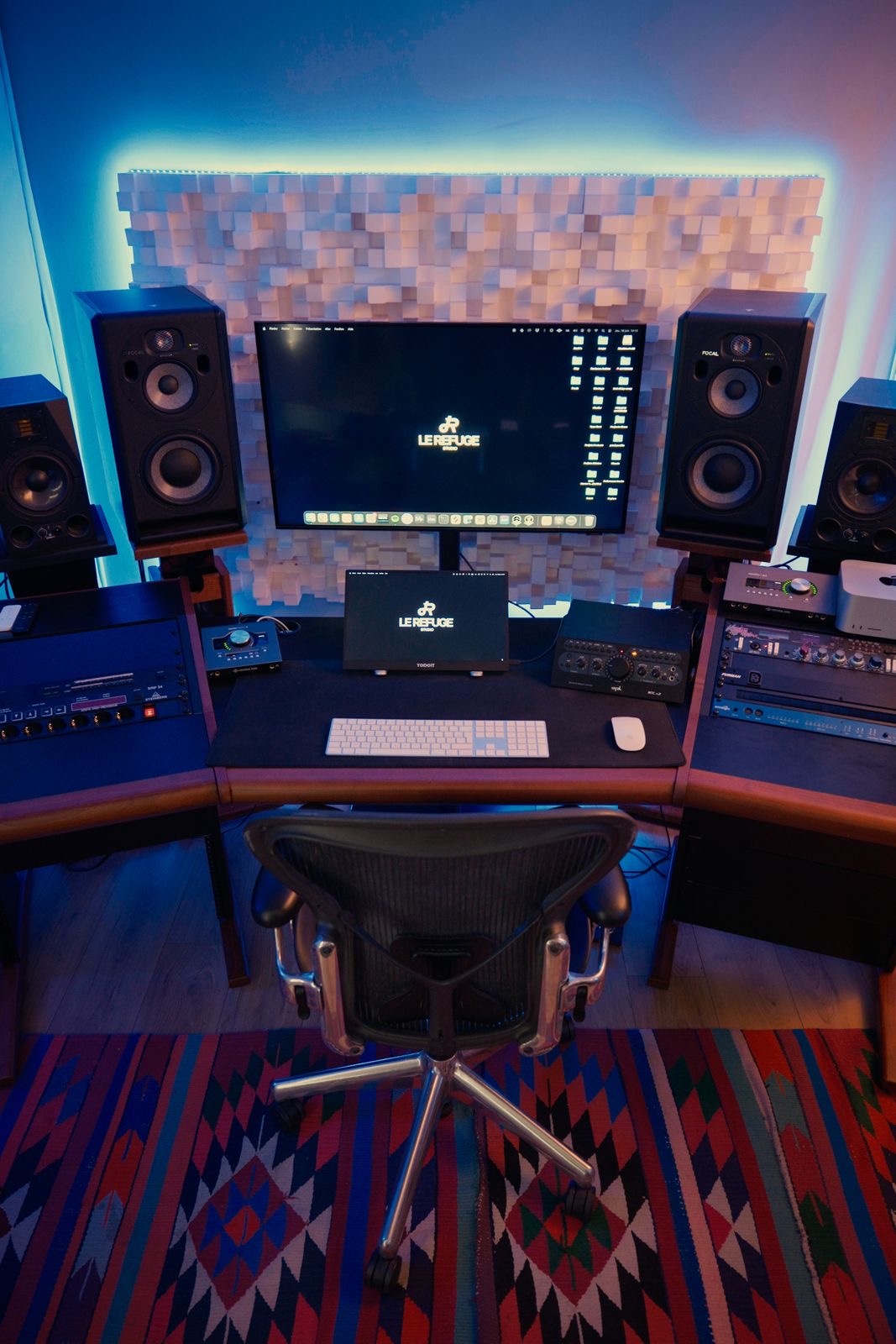 La console et les enceintes de monitoring, vues de face