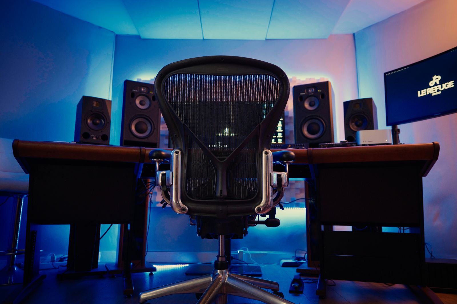 Le fauteuil et le bureau de la régie