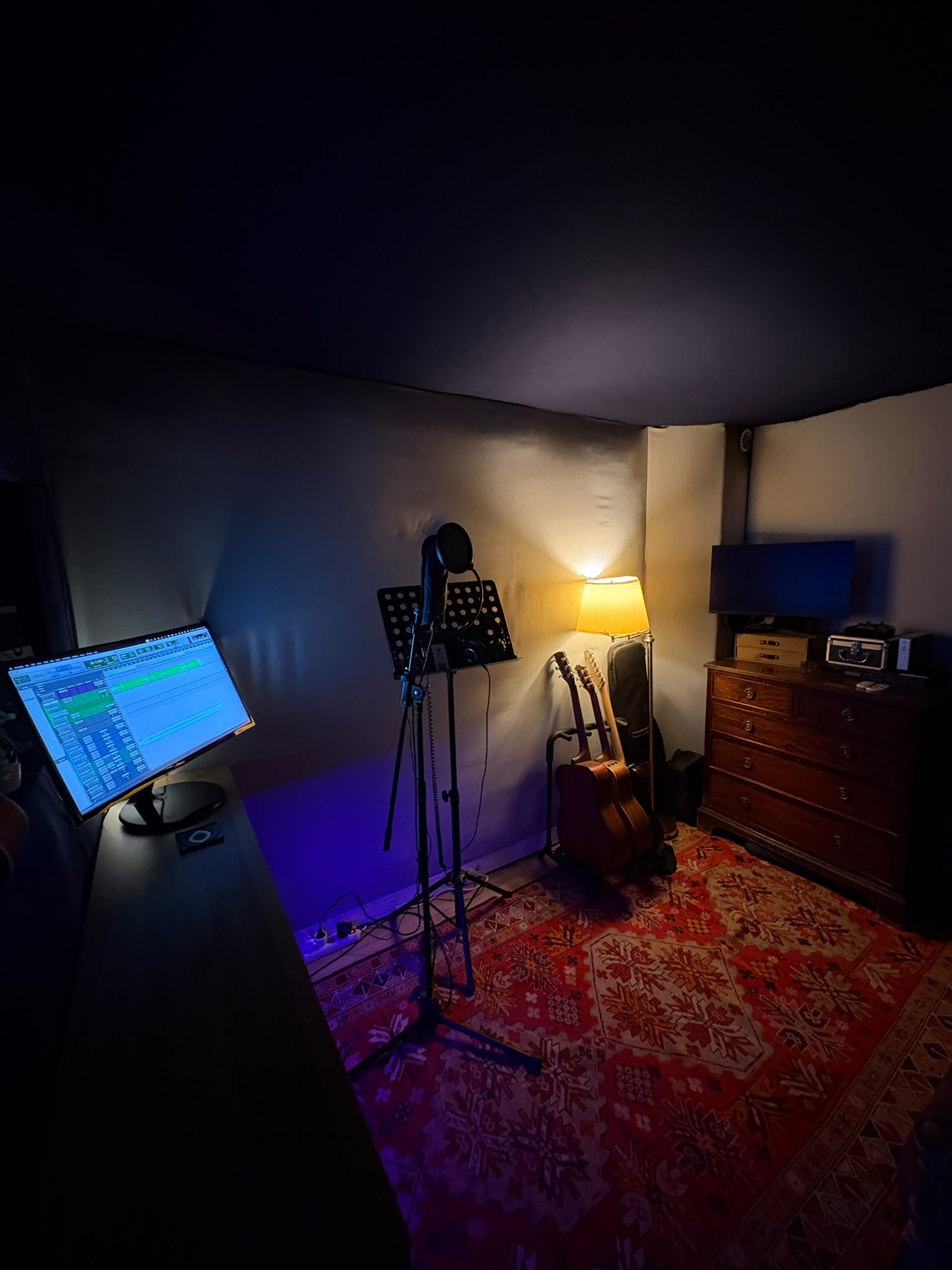 La cabine de prise de son avec microphone et guitares