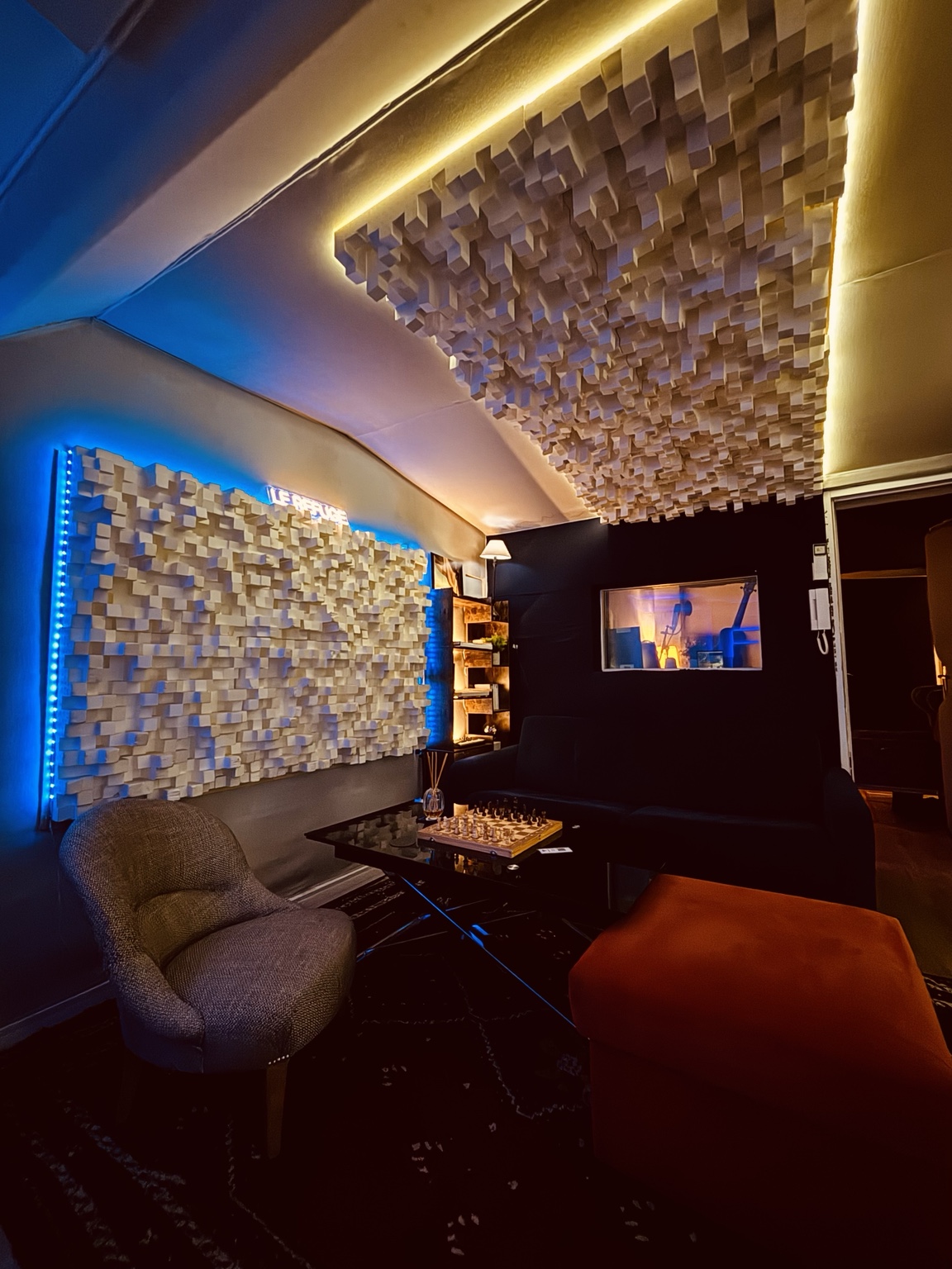 Le salon du studio et ses panneaux acoustiques